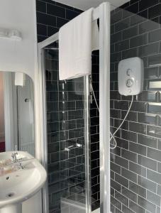 戈尔韦Mocha Newcastle的带淋浴和盥洗盆的浴室