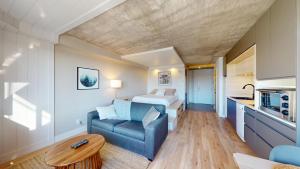 博普雷圣安妮山公寓酒店的客房设有床、沙发和桌子。