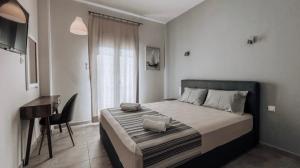 斯科派洛斯Hotel Eleni的一间卧室配有一张床和一张书桌