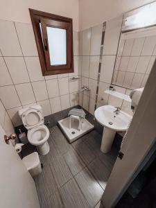 斯科派洛斯Hotel Eleni的一间带卫生间和水槽的浴室
