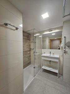 科沃布热格NCM Apartments Seaside Park的一间带玻璃淋浴和水槽的浴室