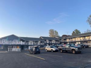 圣伊尼亚斯Bayside Inn的汽车旅馆前设有停车场,可停放汽车