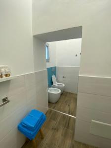 卡萨莱蒙费拉托La casa nel Vicolo Camera 1的一间带卫生间和蓝色凳子的浴室