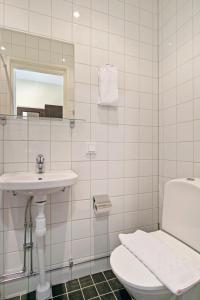 斯德哥尔摩布拉恩拜酒店的一间带水槽、卫生间和镜子的浴室