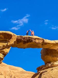 瓦迪拉姆Wadi Rum albasli的两个人站在岩层顶上