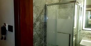 安曼P.A.S.H.A BOUTIQUE HOTEL的浴室里设有玻璃门淋浴