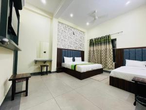 马图拉Hotel Spiritual Land的酒店客房设有两张床和电视。