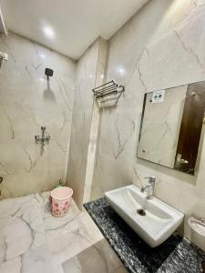 马图拉Hotel Spiritual Land的一间带水槽和镜子的浴室