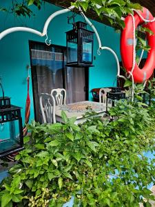 科克Toro Blanco的配有桌椅和植物的房间