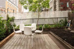 蒙特利尔Le Milton Open Concept Natural Sunlight Backyard的木甲板上的桌椅