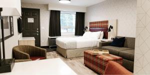 路易斯湖登山家旅馆的酒店客房,配有床和沙发
