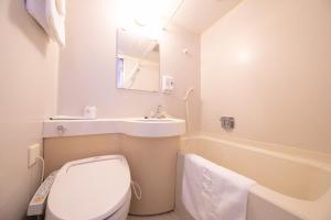 都城市Main Hotel - Vacation STAY 85409v的浴室配有卫生间、盥洗盆和浴缸。