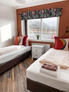 Nesjum塞特贝格旅馆的带窗户的客房内的两张床