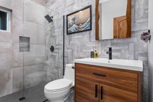 拉米萨Private Studio in La Mesa的浴室配有卫生间、盥洗盆和淋浴。