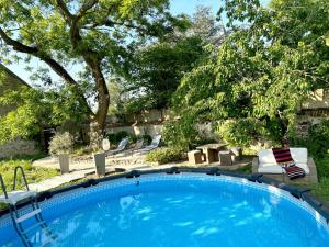 BeaucheryLe SAN - Chambre d'hôtes INCLUSIVE & ÉCORESPONSABLE的院子里的大型蓝色游泳池