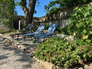 BeaucheryLe SAN - Chambre d'hôtes INCLUSIVE & ÉCORESPONSABLE的花园里有三把椅子,花香