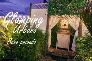 波哥大Glamping Urbano Bogota的读书花园地下酒吧的标志