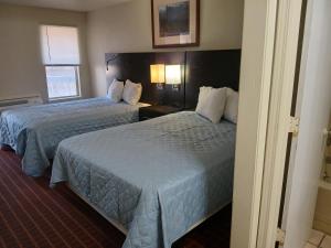 布兰森76 Family Inn的酒店客房设有两张床和窗户。