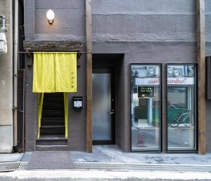 神户Kobe Motomachi Roji Building - Vacation STAY 16195的门旁有黄色窗帘的建筑