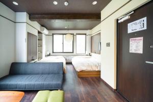 神户Kobe Motomachi Roji Building - Vacation STAY 16195的一间卧室配有一张床和一个沙发