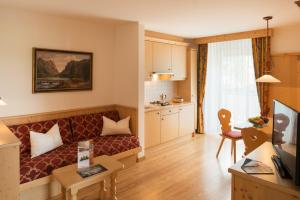 多比亚科格玛尼亚公寓式酒店的带沙发的客厅和厨房