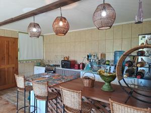 圣克鲁兹Casa campo的厨房配有桌椅和吊灯