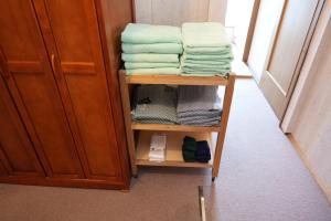 鸳泊Shimano Yado Kamuirishiri - Vacation STAY 89683v的一堆毛巾放在房间里的一个架子上
