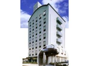 千叶Hotel Tetora Makuhari Inagekaigan - Vacation STAY 90828v的一座带弧形屋顶的大型白色建筑