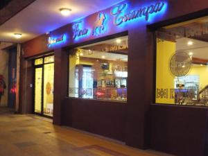 康塞普西翁HOTEL ALONSO DE ERCILLA的前方有 ⁇ 虹灯标志的餐厅