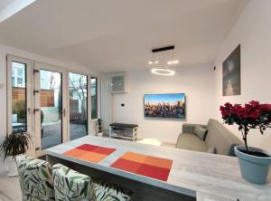 康斯坦察Studio'24的客厅配有桌子和沙发