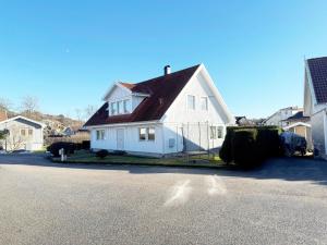 格雷伯斯塔德High standard villa in historic Grebbestad的街上有黑屋顶的白色房子