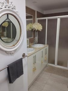 雷乌斯PETITE CHAMBRE D'HÔTES LITS SUPERPOSES avec SALLE DE BAINS PRIVEE CHEZ CATHERINE A REUS的浴室设有2个水槽和镜子