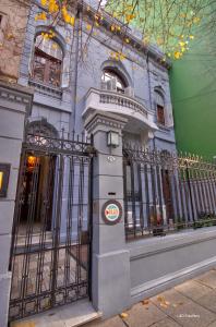 布宜诺斯艾利斯Play Hostel Arcos的前面有门的蓝色建筑