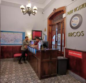 布宜诺斯艾利斯Play Hostel Arcos的两人站在餐厅酒吧