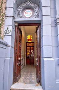 布宜诺斯艾利斯Play Hostel Arcos的门上标有标志的建筑物入口
