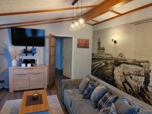 亨斯坦顿Dog Friendly 8 Berth Lodge, 600 Yard's From The Beach In Hunstanton的带沙发和电视的客厅