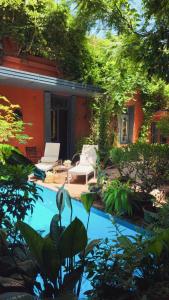 布宜诺斯艾利斯科波拉雅尔丹埃斯孔迪多比翼酒店的一个带游泳池和房子的后院