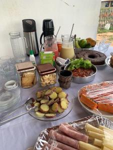路易斯科雷亚Pousada Barlavento的餐桌,上面有食物和其他食物