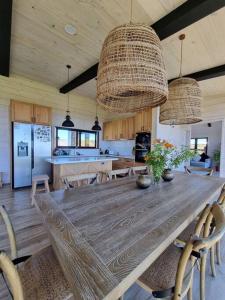 延基韦Casa de campo familiar, Puerto Varas Chile的用餐室配有带椅子的大木桌