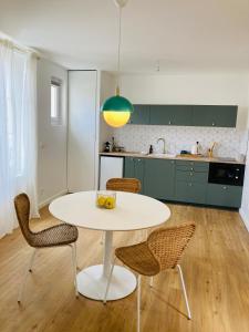 马恩河畔莱佩尔勒Luxury flat near Paris & Disney的一间厨房,里面配有白色的桌子和椅子