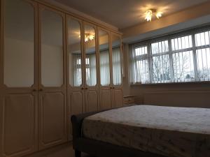 莱斯特Spencefield House的一间卧室设有一张床和一些窗户。