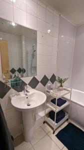 利兹Excellent Leeds City Centre 1 Bedroom Apartment的浴室配有盥洗盆、镜子和浴缸