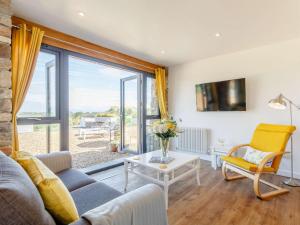 滨海韦斯顿1 Bed in Weston-Super-Mare 78986的客厅配有沙发和桌子