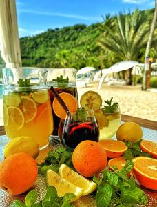 圣吉吉Seven Secrets by Hanging Gardens的海滩上的桌子上放着橙子和饮料