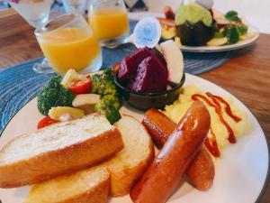 南湾QBE民宿 的包括烤面包和蔬菜的早餐盘