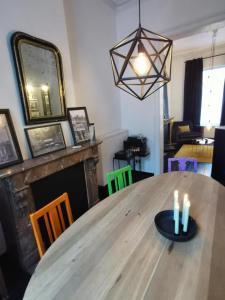 根特Chantilly Townhouse的用餐室配有带蜡烛的木桌