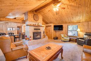 克拉马斯福尔斯Klamath Falls Cabin with Private Sauna and Fire Pit!的客厅设有壁炉和电视。