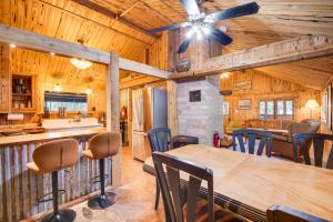 克拉马斯福尔斯Klamath Falls Cabin with Private Sauna and Fire Pit!的厨房以及带桌椅的用餐室。