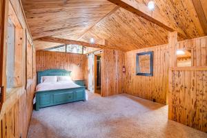 克拉马斯福尔斯Klamath Falls Cabin with Private Sauna and Fire Pit!的小木屋内一间卧室,配有一张床