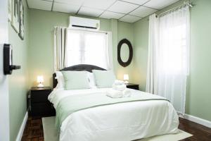 Ban Khlong Pha OngThe Golden Room - Suvarnabhumi的卧室配有带毛巾的大型白色床
